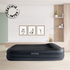 Svart luftmadrass med ribbor och INTEX-logotyp i stilfullt rum med hyllor och väggkonst.